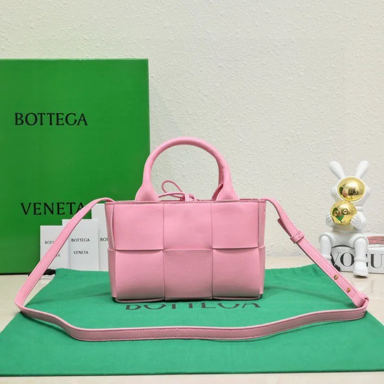 Batch 1420 BV Candy Arco super mini tote bag. The size of a mobile phone 😋 can only hold cuteness 🥰 I have always been fond of tote bags because it has no complicated design, is simple and neat, and can be easily matched with daily clothes. Key points, key points! It is equipped with a detachable shoulder strap, so you can match your different looks. It is full of texture. Size: 20*7*13 Style number: 9895#